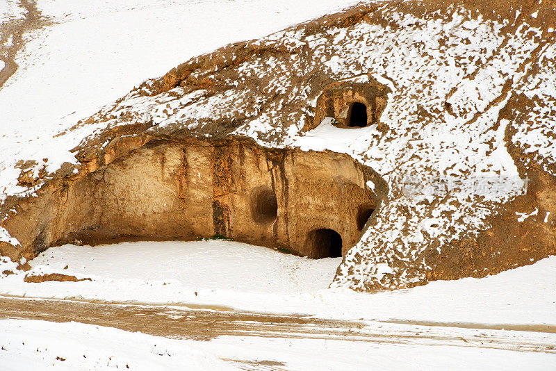 Takht-i Rustam佛教洞穴-雕刻山坡，Haibak, Samangan省，阿富汗